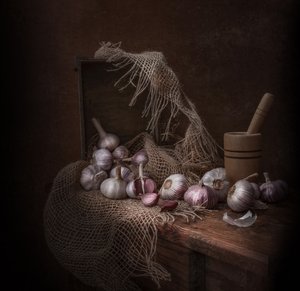 素朴なニンニクの静物画 作： 