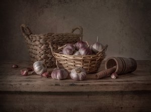 素朴なニンニクの静物画 作： 