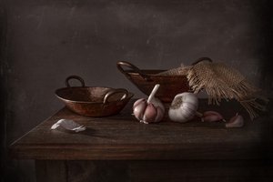 素朴なニンニクの静物画 作： 