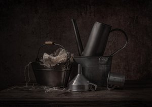 素朴な金属の静物画