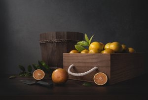 素朴なオレンジの静物画 作： 