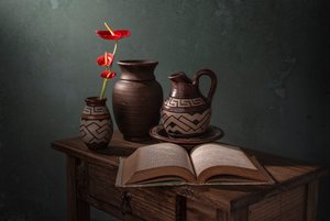素朴な陶器の静物画 作： Margareth Perfoncio
