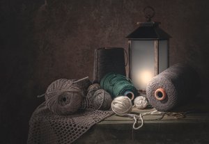 素朴な毛糸の静物画 作： Margareth Perfoncio