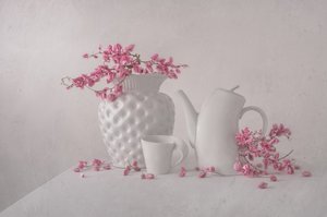 柔らかなピンクの静物画 作： 