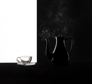 湯気を立てるコーヒーとの対比