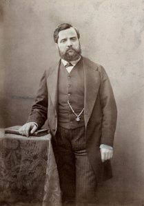 口ひげと濃いあごひげを蓄えた画家Thomas Coutureの4分の3サイズのポートレート（モノクロ写真 作： Marie Alexandre Alophe