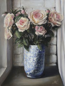 窓辺のピンクのバラ - 青い陶器の花瓶の絵画