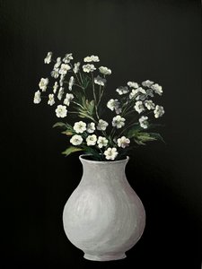 白い花の絵画 – 白い花瓶に描かれたモノクロのボタニカルアート。ご自宅、オフィス、ギフトに最適 - 010 作： Marina Kozyr