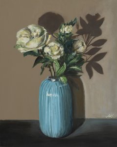 青い花瓶の白いボタン - 雰囲気のある花の静物画