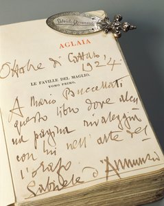 マリオ・ブチェッラーティによる、自然のモチーフとガブリエレ・ダヌンツィオの自筆サインが刻まれたハンドメイドのシルバーブックマーク。 作： Mario Buccellati