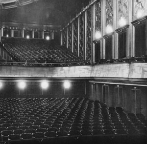 ベルリン: Filmpalast Atrium、講堂の一部。 講堂の一部であるフィルム パレス アトリウム (白黒写真) 作： Mario Bucovich