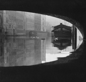 ベルリン: フリードリヒスグラハト (白黒写真) 作： Mario Bucovich