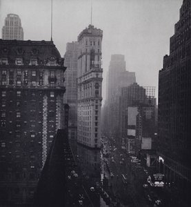 マンハッタン: タイムズ スクエアに降る雨 (白黒写真) 作： Mario Bucovich
