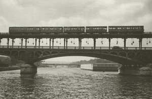 パリ: パッシー橋 (白黒写真) 作： Mario Bucovich