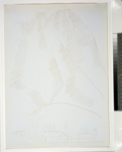前景に2つの建物がある山の風景