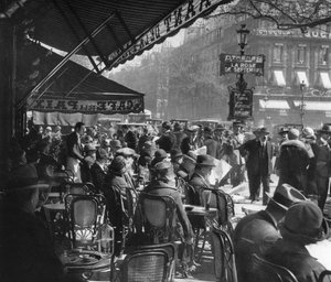 カフェドラペ、パリ、1937 作： Martin Hurlimann
