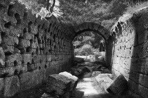 スタディオン、ギリシャ、オリンピアへの入り口、1937年。 作： Martin Hurlimann