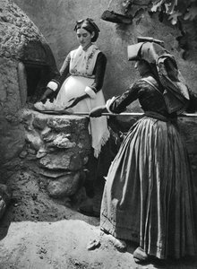 オーブンで働く女性、サルデーニャ、イタリア、1937年。 作： Martin Hurlimann