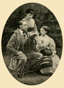 「娘たちに読み聞かせるチャールズ・ディケンズ、1865年」、1910年 作： Mason and Co.