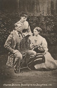 「娘たちに読み聞かせるチャールズ・ディケンズ」、1865年 作： Mason and Co.