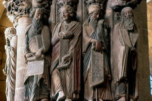 栄光のポルトコ（portco de la gloria）」の詳細。預言者たちのグループ（右からモーゼ、イザヤ、ダニエル、エレミヤ）。サンティアゴ・デ・コンポステーラのカテドラルの内部（サンティアゴ・デ・コンポステーラ）（Santiago de Compostela） i 作： Master Mateo
