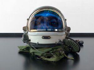 アルファオメガ、2016年（ガラス、LCDスクリーン、メディアプレーヤー、レプリカ頭蓋骨、宇宙ヘルメット、木製）