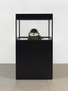アルファオメガ、2016年（ガラス、LCDスクリーン、メディアプレーヤー、レプリカ頭蓋骨、宇宙ヘルメット、木製） 作： マット・コリショー