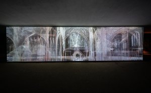 エコロケーション、2021年（ポリプロピレン・メッシュに3チャンネルのビデオ投影） 作： マット・コリショー