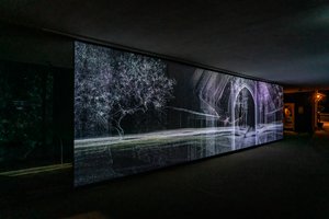 エコロケーション、2021年（ポリプロピレン・メッシュに3チャンネルのビデオ投影） 作： Mat Collishaw