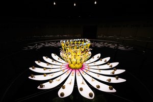 Equinox, 2021 (アクリル、電気回路、油圧、ラッカー、モーター、塗装、再生樹脂、スチール)