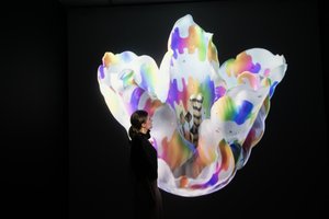 2023年、ロンドンのキューガーデンで開催されたマット・コリショーによる「Petrichor」展での「Heterosis」（写真）