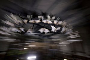マジックランタン、2010年（スチールフレーム、パンチングシートアルミ、発泡樹脂、LEDライト、モーター） 作： マット・コリショー
