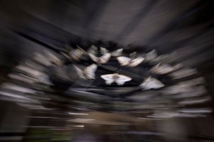 マジックランタン、2010年（スチールフレーム、パンチングシートアルミ、発泡樹脂、LEDライト、モーター） 作： Mat Collishaw