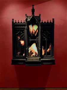 パフォーマンス、2010年（木、スチール、監視ミラー、LCDスクリーン、ハードドライブ） 作： Mat Collishaw
