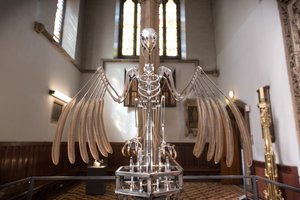 ナーヴラック、2019年（アセタール、アクリル、アルミニウム、真鍮、電気回路、塗装、PVC、樹脂、サーボモーター、スチール） 作： マット・コリショー