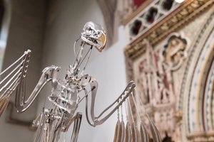 ナーヴラック、2019年（アセタール、アクリル、アルミニウム、真鍮、電気回路、塗装、PVC、樹脂、サーボモーター、スチール） 作： マット・コリショー