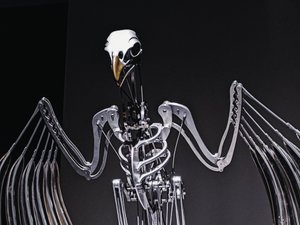 ナーヴラック、2019年（アセタール、アクリル、アルミニウム、真鍮、電気回路、塗装、PVC、樹脂、サーボモーター、スチール） 作： マット・コリショー