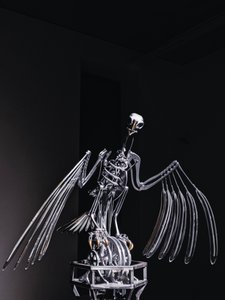 ナーヴラック、2019年（アセタール、アクリル、アルミニウム、真鍮、電気回路、塗装、PVC、樹脂、サーボモーター、スチール） 作： マット・コリショー