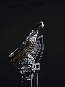 ナーヴラック、2019年（アセタール、アクリル、アルミニウム、真鍮、電気回路、塗装、PVC、樹脂、サーボモーター、スチール） 作： マット・コリショー
