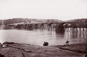 チャタヌーガのテネシー川にかかる橋、1864年頃。 作： Mathew Brady