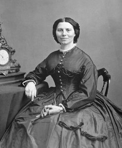 クララ・バートン（1821-1912）、1865年頃（モノクロ写真 作： Mathew Brady
