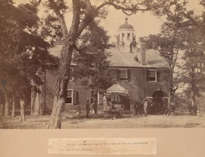 フェアファックス・コート・ハウス（ヴァージニア州）、正面と屋根の上の北軍兵士たち 作： Mathew Brady