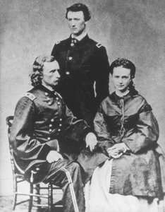 ジョージ・A・カスター将軍（1839-76）と妻のエリザベス、弟のトム（モノクロ写真