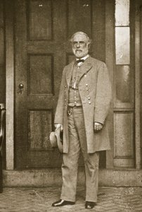 1865年4月、リッチモンドの家の外に立っているロバートE.リー将軍 作： Mathew B. Brady