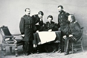 シェリダン将軍（1831-88）とジョージ・カスター（1839-76）らスタッフとの会見（モノクロ写真）