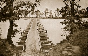 ジェームズのディープボトムにあるポンツーンブリッジ、1861-65 作： Mathew B. Brady