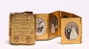 トム・サムとラビニア・ウォーレンのラゲッジ・ミニチュア・ウェディングアルバムc。 1863年。 作： Mathew B. Brady