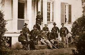 マクマホン将軍本部での第164回ニューヨークボランティア、1861-65（セピア写真） 作： Mathew B. Brady