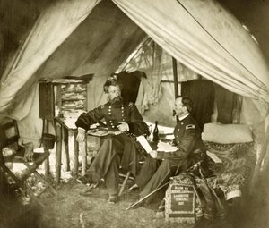 ジェファーソン・C・デイビス将軍とテントに座る将校（1861年頃）（写真 作： Mathew and studio Brady