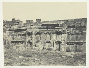 バールベック《太陽と木星の神殿の囲いの内部》シリア、184951年、1852年印刷。 作： Maxime Du Camp